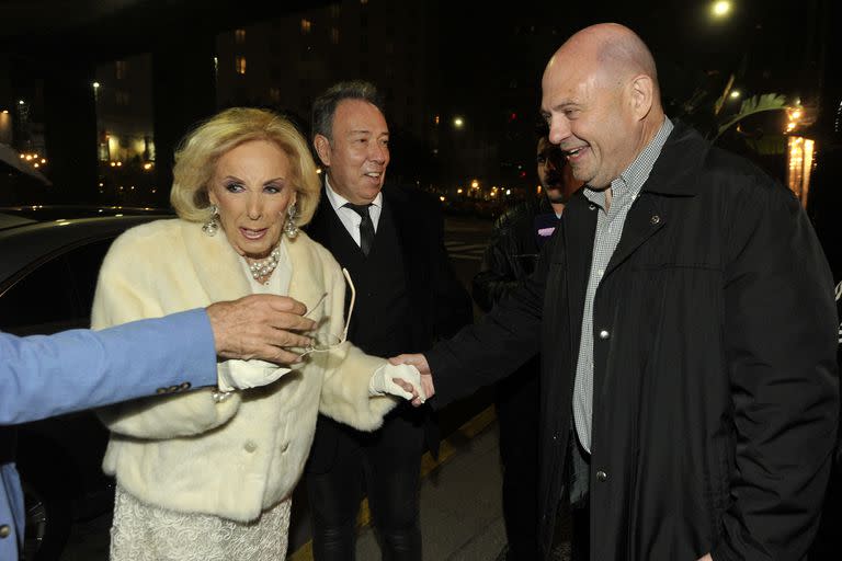 Corría el año 1968, más precisamente un lunes 3 de junio, cuando Mirtha Legrand presentó en la televisión argentina un ciclo que llamó Almorzando con las estrellas. En la foto, la diva junto a Carlos Rottemberg.