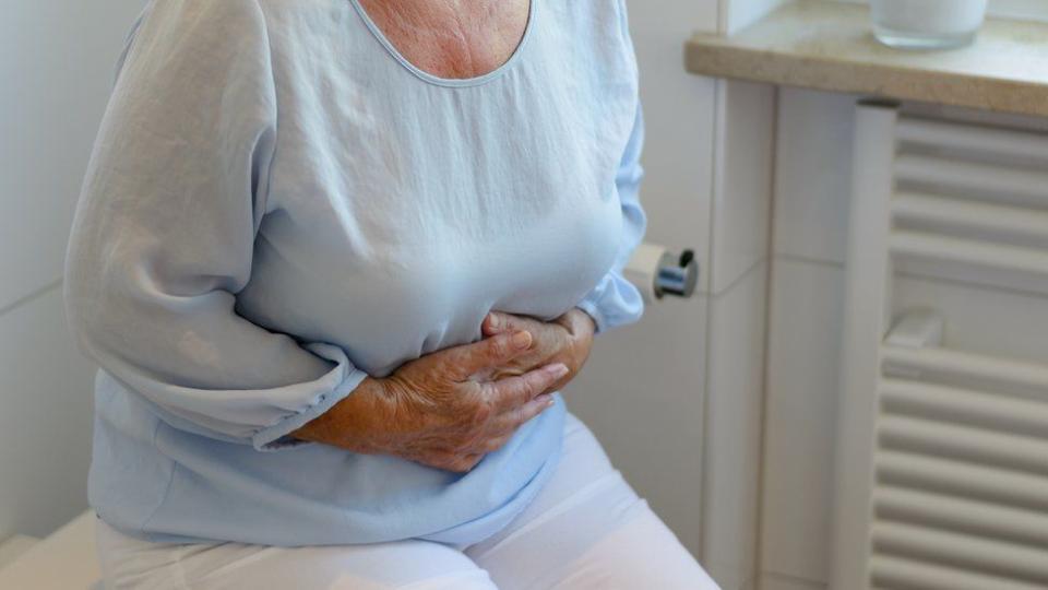 Los problemas digestivos relacionados con el tránsito intestinal suponen una dificultad añadida para las personas que sufren Parkinson. (Foto: Getty)