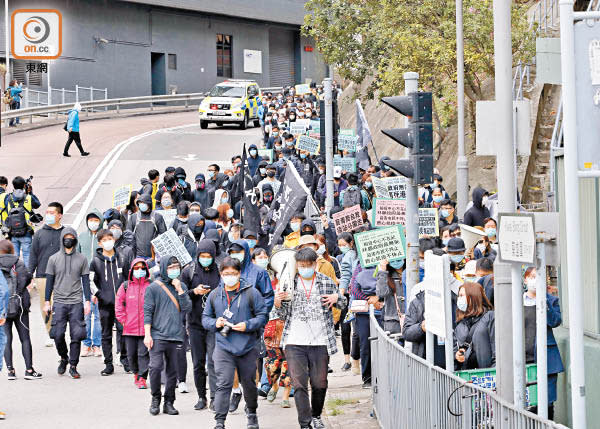 有區議員發起反對南葵涌診所作指定診所環邨大遊行。（黃偉邦攝）