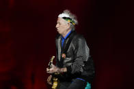 <p>Keith Richards hat sich über die Jahre seinen ganz eigenen Look geschaffen, den er auch wieder beim Konzert in Hamburg der Öffentlichkeit präsentierte. Mit seinem piratenähnlichen Look hat der Chef-Gitarrist der Stones auch Johnny Depp zu seiner Rolle des Jack Sparrow in den „Fluch der Karibik“-Filmen inspiriert. Am Samstagabend sang Richards zwei Songs selbst, die beiden Stones-Klassiker „Slipping Away“ und „Happy“. (Bild: AP Photo) </p>