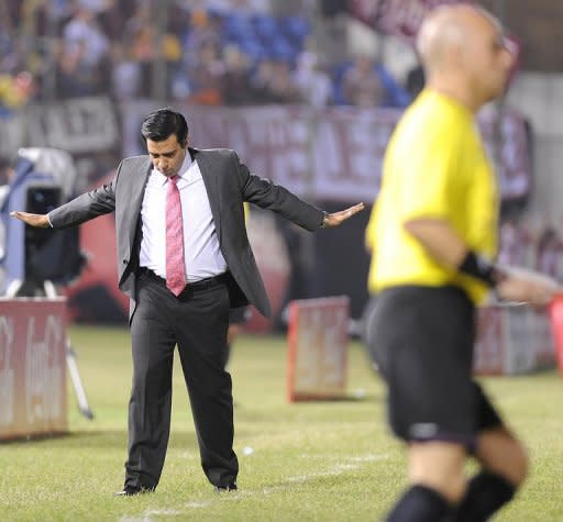 El DT de Venezuela César Farías (I) gesticula de alegría al ver su equipo ganarle a Paraguay, por la 8ª fecha de las eliminatorias sudamericanas al Mundial 2014, en el estadio Defensores del Chaco, en Asunción, el 11 de setiembre de 2012. Venezuela ganó 2-0. (AFP | norberto duarte)