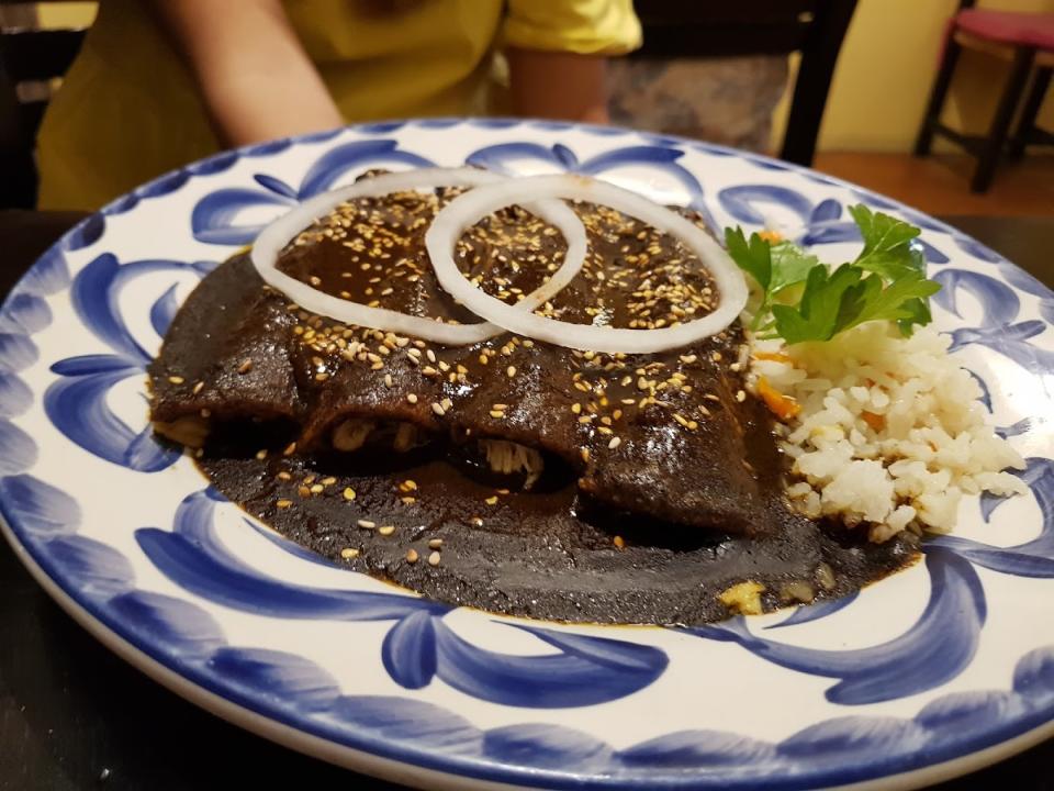 Pollo con Mole en el correo restaurante de San Miguel de Allende donde puedes comer gastronomía mexicana tradicional