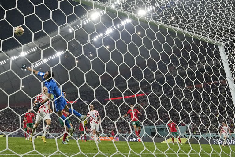 Bono roza el balón enviado por Orsic, pero no evitará el golazo de Croacia