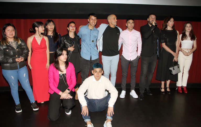 El equipo completo: director y actores junto a los alumnos y docentes reales que participaron en la película