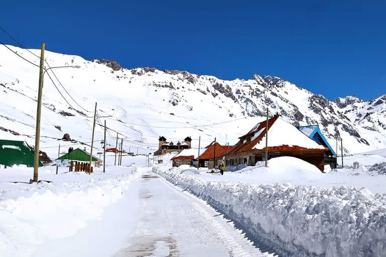 Las intensas nevadas también cubrieron Las Cuevas , en el corredor internacional