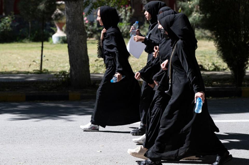 Estudiantes afganas llegan a presentar sus éxamenes a la Universidad de Kabul, 13 de octubre, 2022