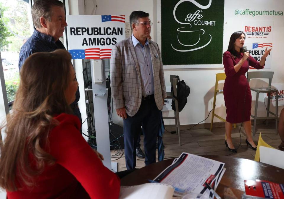 La vicegobernadora Jeanette Núñez, a la derecha, habla durante una reunión de Republican Amigos para el grupo de base del Partido Republicano antes de las elecciones intermedias en el Caffe Gourmet, el miércoles 19 de octubre de 2022, en Weston, Florida.