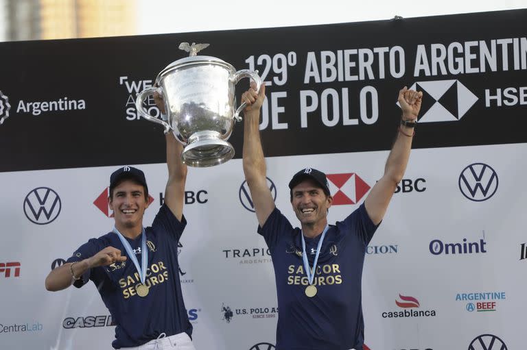 A photo for history: Adolfo Cambiaso and Adolfo Cambiaso with The Championship Cup, the last wish to fulfill in the career of the crack from Cañuelas.