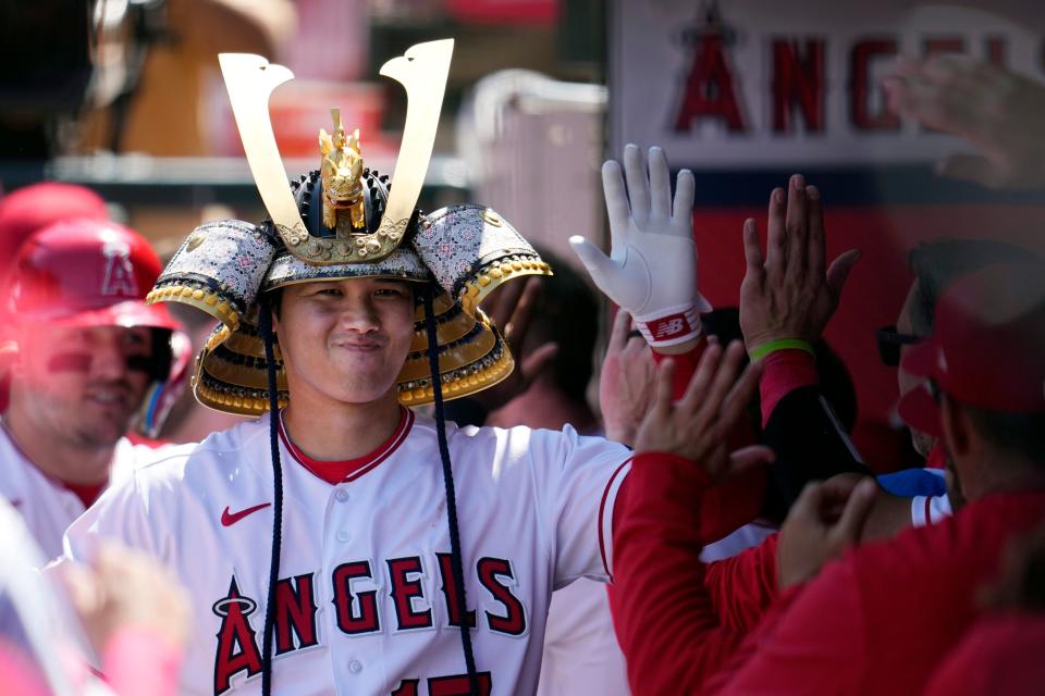 大谷翔平戴上天使隊今年的「全壘打帽」。（AP）