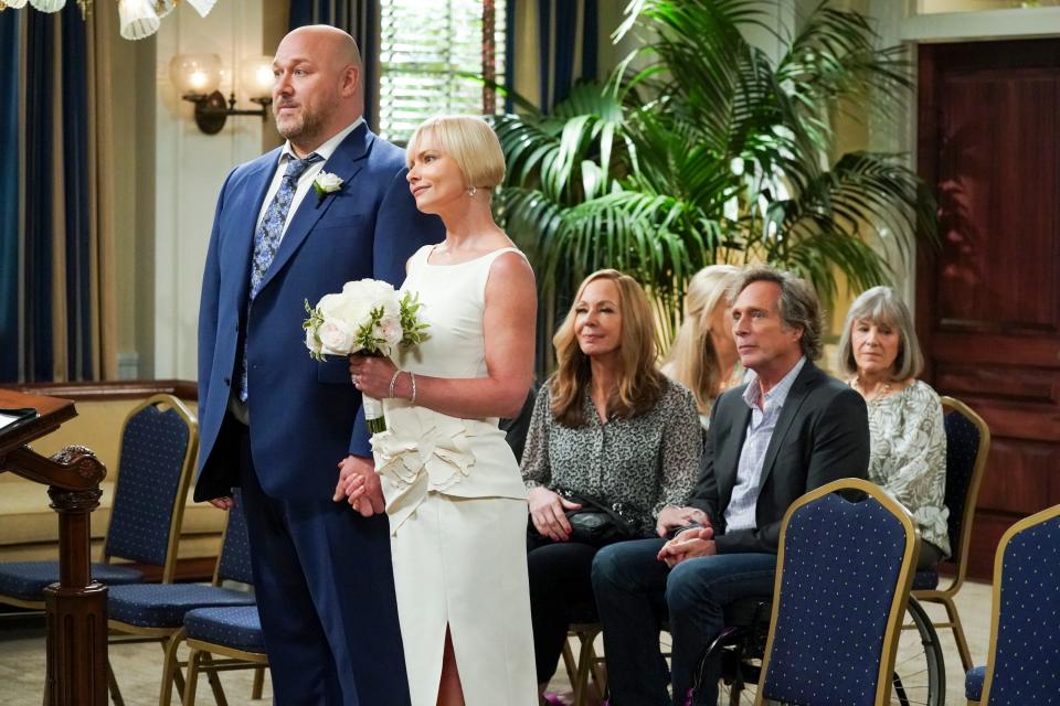Jill (Jaime Pressly), with bouquet, gets married to Andy (Will Sasso), with Bonnie (Allison Janney), Adam (William Fichtner) and friends watching in the series finale of CBS' "Mom."