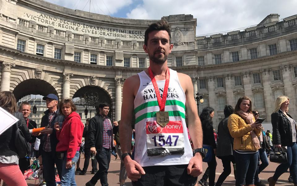 London Marathon runner gives up his own race to help exhausted athlete in ultimate act of sportsmanship 