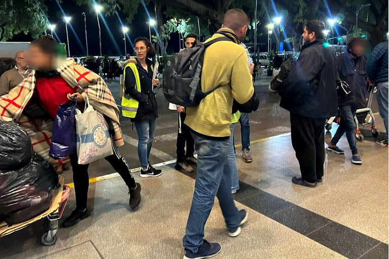 Gente en situación de calle que duerme en el Aeroparque Jorge Newbery