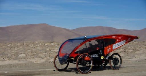 Quince automóviles solares, algunos movidos también por tracción humana, iniciaron este jueves la segunda edición de la 'Carrera Solar Atacama', una prueba única en América Latina que recorre 1.300 km por el desierto más árido del mundo, en el norte de Chile. (AFP | Martín Bernetti)