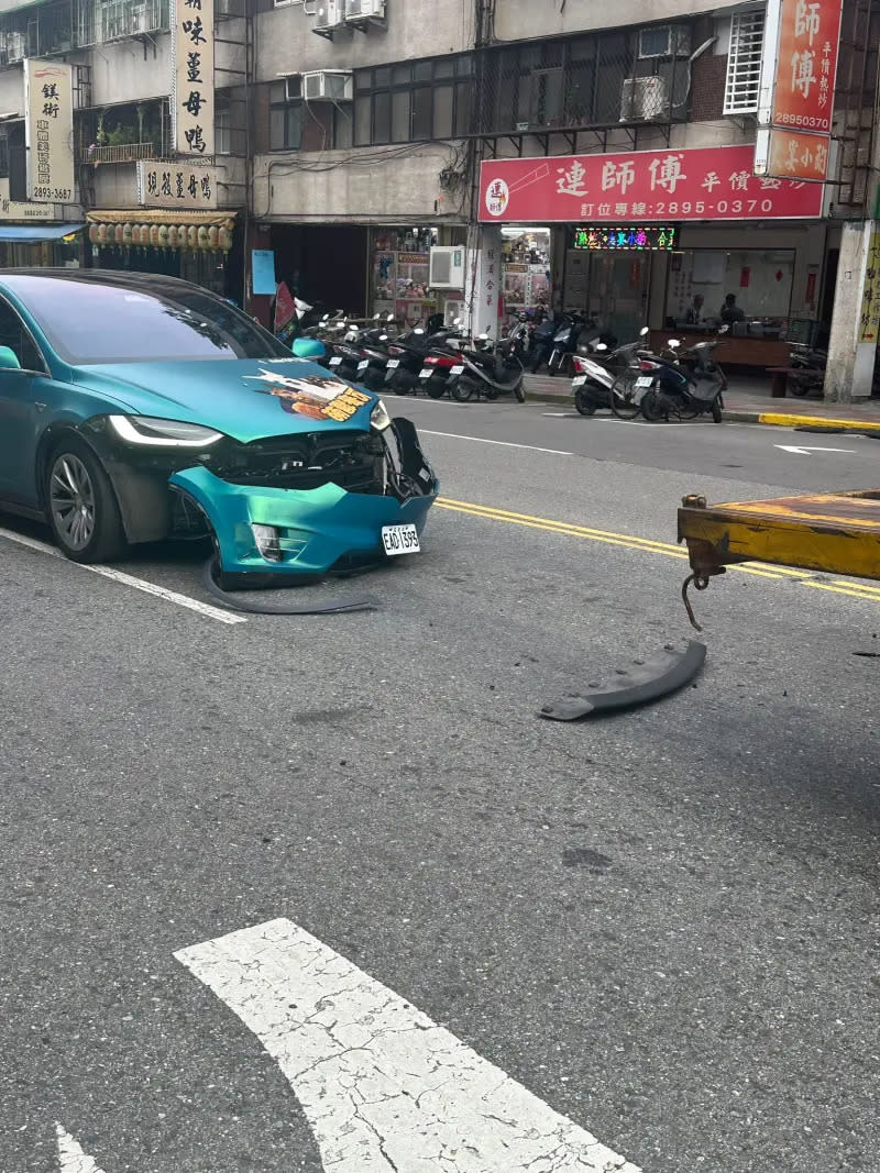 ▲▼「財富女神」王宥忻的「草泥馬專車」車頭全毀。（圖／讀者提供）