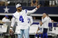 El quarterback de los Cowboys de Dallas Dak Prescott gesticula durante el partido de pretemporada contra los Texans de Houston, el sábado 21 de agosto de 2021, en Arlington. (AP Foto/Michael Ainsworth)