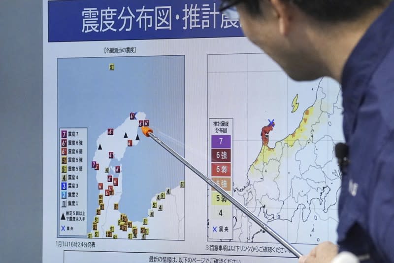 <cite>2024年1月1日，日本氣象廳正在記者會上講解能登半島強震的情況。（美聯社）</cite>