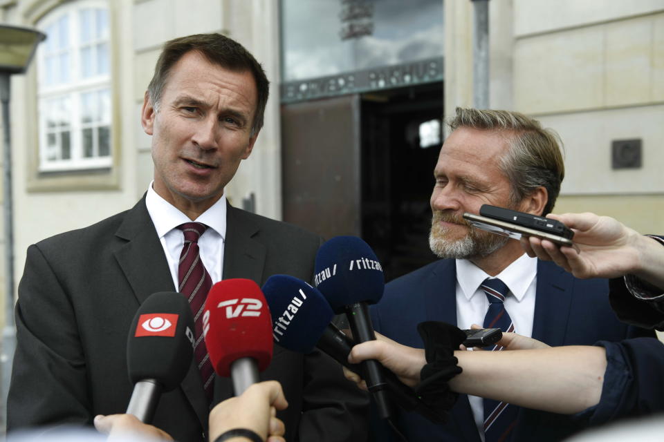 El canciller británico Jeremy Hunt, izquierda, y su homólogo danés Anders Samuelsen hablan con la prensa en Copenague el miércoles, 15 de agosto del 2018. (Tariq Mikkel Khan/Ritzau Scanpix vía AP)