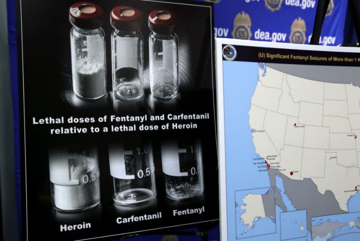 Posters comparing lethal amounts of fentanyl, heroin and carfentanil (Rex) 