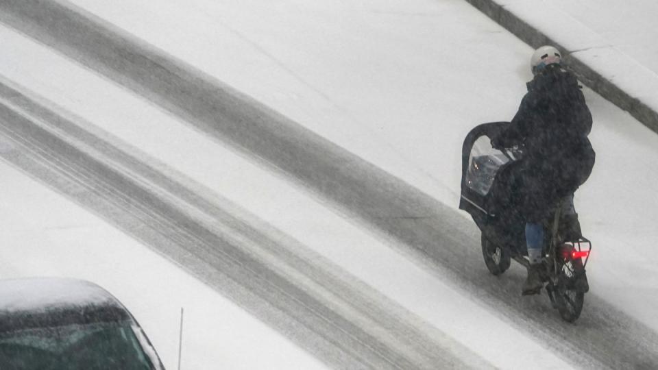 Tief Gertrud bringt zur Wochenmitte Schnee und auch gefrierenden Regen. (Bild: dpa)