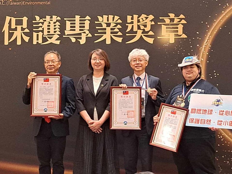 花蓮的亞洲水泥跟中油台南營業處獲頒環保獎章。（圖：陳楷攝）