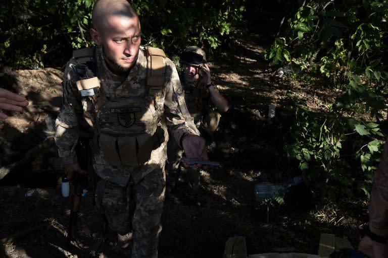 Michael, un soldado que sirve como enlace de suministro de su batallón, a menudo intercambiando armas y vehículos rusos capturados con otras unidades ucranianas, en la región de Donetsk de Ucrania el 24 de agosto de 2022.