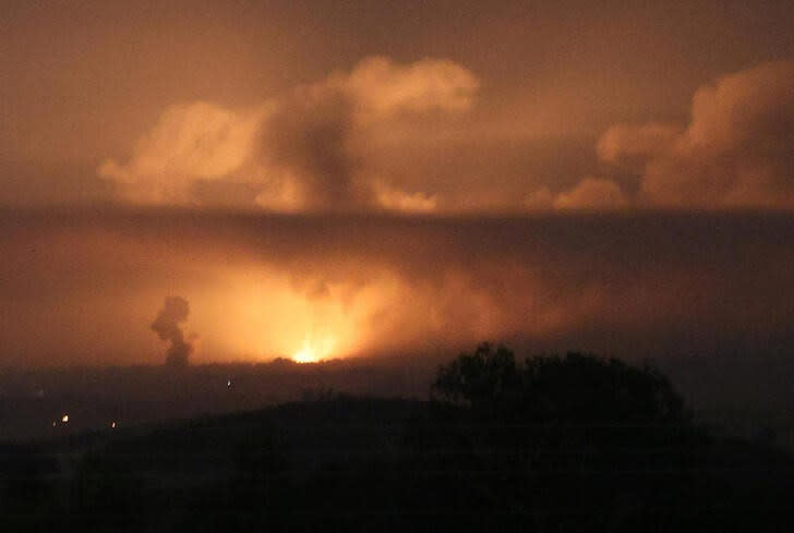 Una vista de una explosión en Gaza tomada desde la ciuda de Sderot, en el sur de Israel. Octubre 27, 2023. REUTERS/Violeta Santos Moura