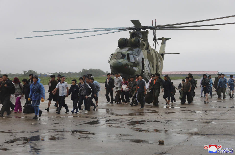 En esta fotografía proporcionada por el gobierno de Corea del Norte, personas que se vieron afectadas por fuertes lluvias en el noroeste del país son rescatadas el domingo 28 de julio de 2024. (Agencia Central de Noticias de Corea vía AP)
