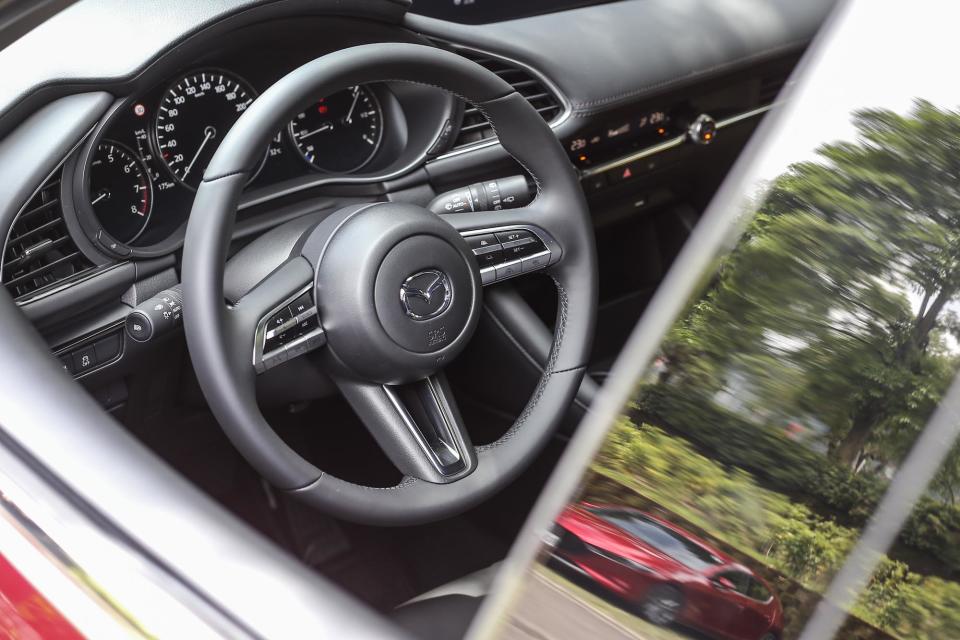 雖然沒有換檔撥片與觸控介面，但在整體的握感與質感設計方面，五門 Mazda3 BOSE® 旗艦型的方向盤表現也挺優異。