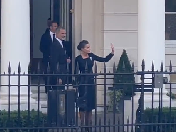 Doña Letizia con vestido negro de Hugo Boss