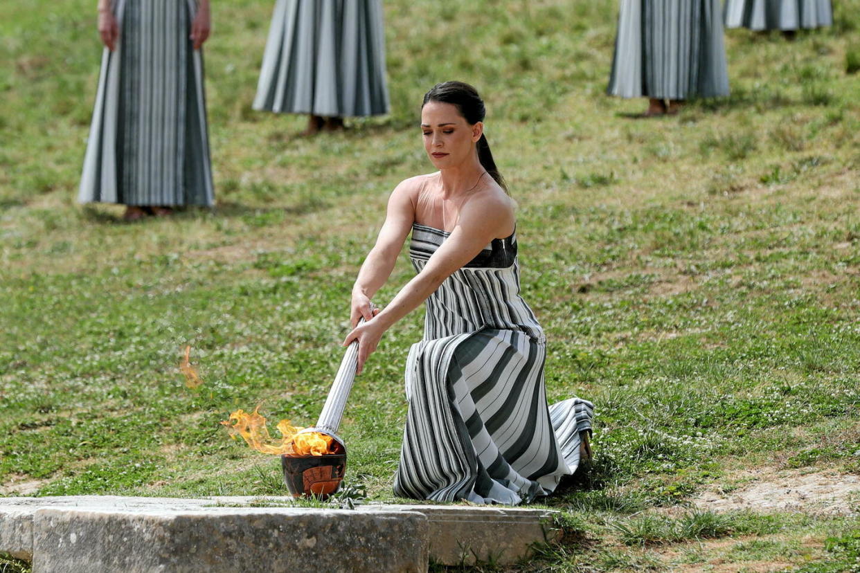 L'actrice grecque Mary Minas, dans le rôle de la grande prêtresse d'Héra, allume la torche lors de la cérémonie d'allumage de la flamme olympique pour les Jeux olympiques d'été de Paris à l'ancienne Olympie, en Grèce, le 16 avril 2024.  - Credit:Xinhua / Xinhua/ABACA