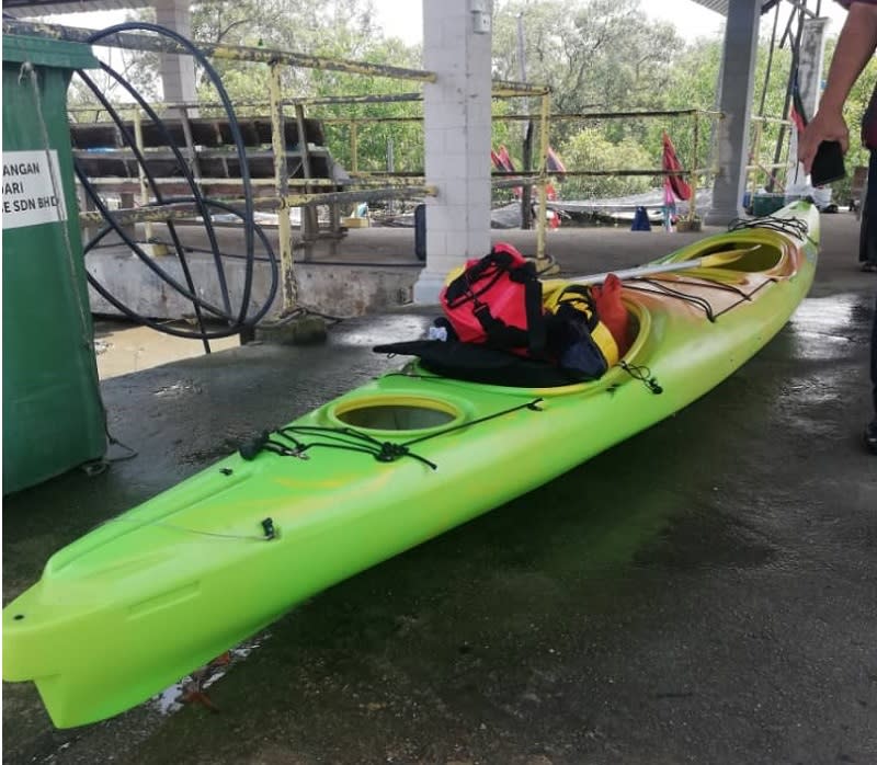 The kayak which was found by fishermen at 0.6 nautical miles southeast of Tanjung Gelang near Kuantan in Pahang has been handed over to the state MMEA for further action. — Picture courtesy of Malaysian Maritime Enforcement Agency