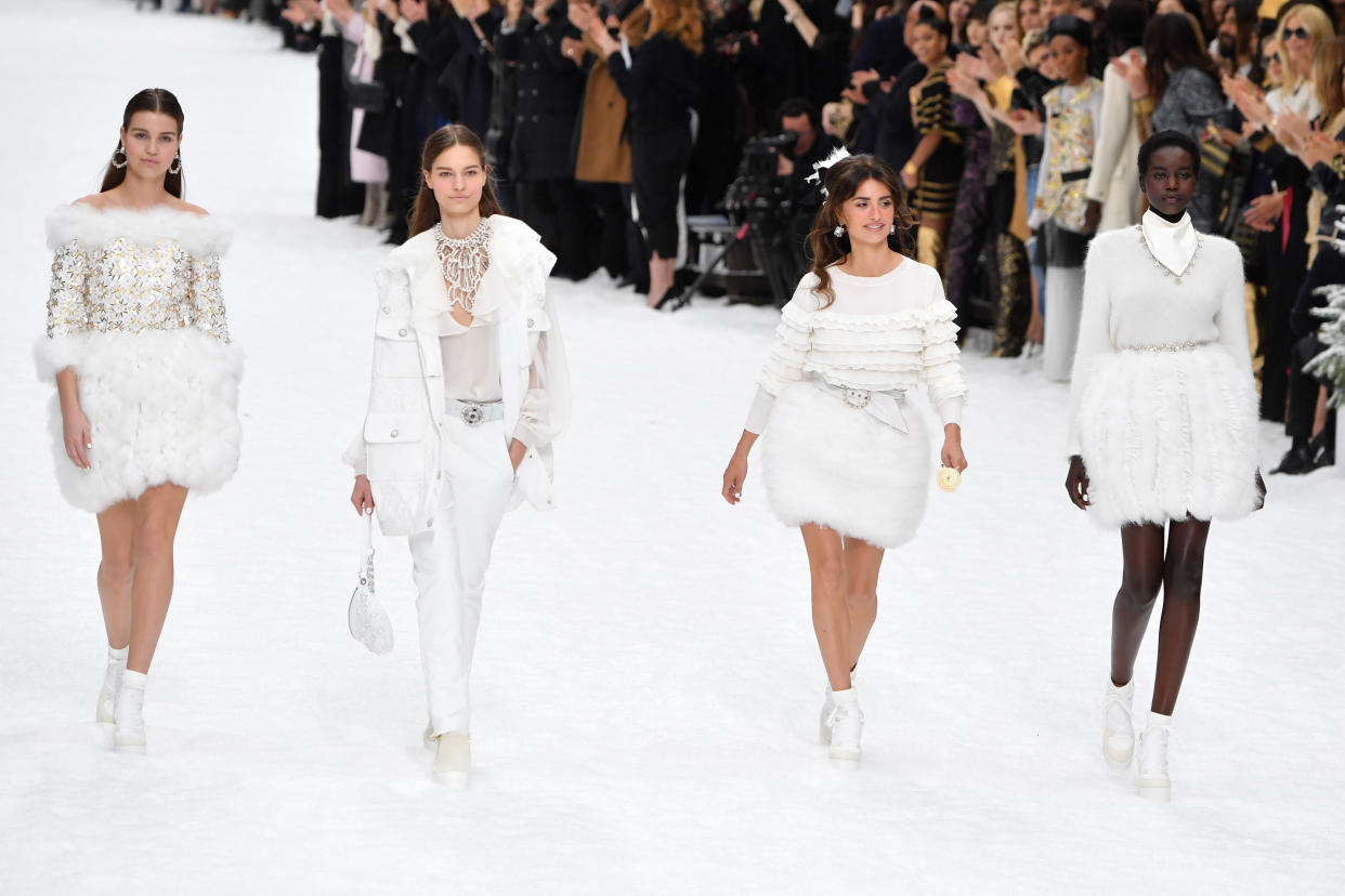 In einem weißen Schneeballkleid lief Lagerfeld-Muse Penélope Cruz über den Chanel-Laufsteg in Paris. (Bild: Getty Images)