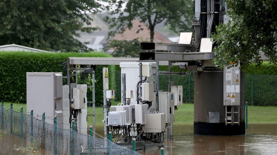 Ein überfluteter Mobilfunkmast in NRW.