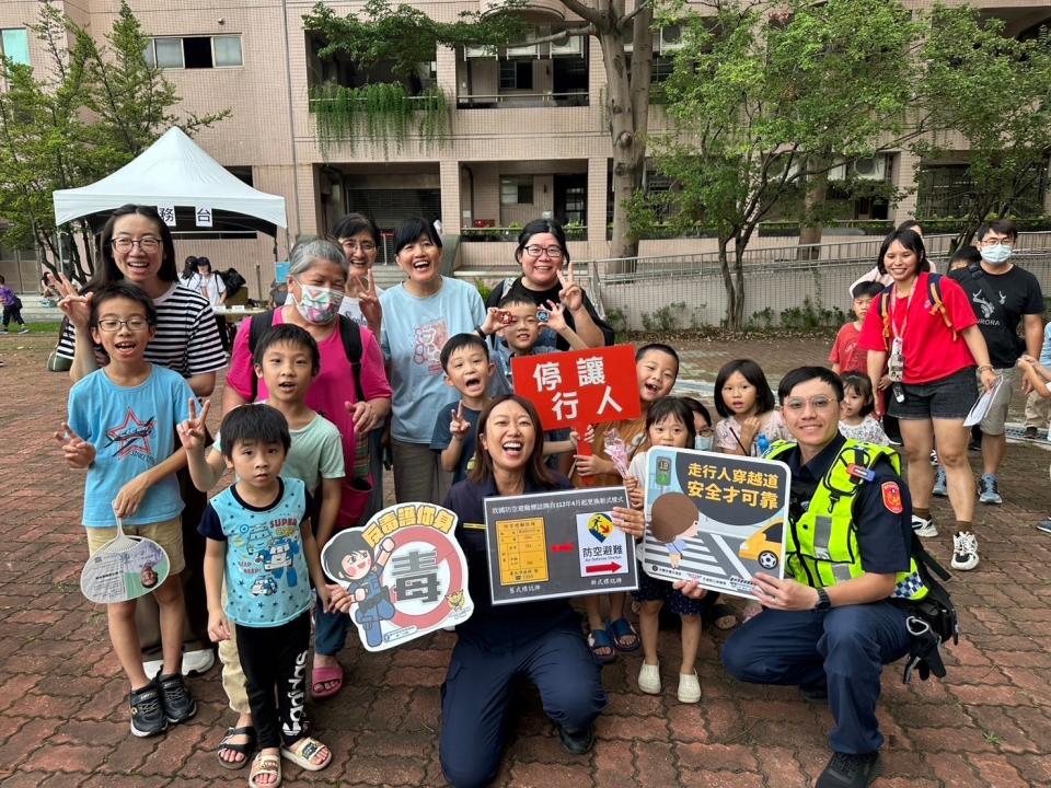 第一分局以活潑生動的方式宣導。（圖/記者澄石翻攝）