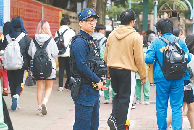 新北市警方在學校外加強巡邏。圖為新聞示意圖。（本報資料照片）