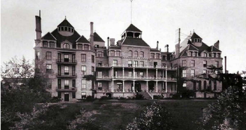 新月飯店的歷史相當悠久，它建成於1886年，是當時美國南部最早的豪華水療旅館之一。（圖／翻攝自crescent-hotel.com）