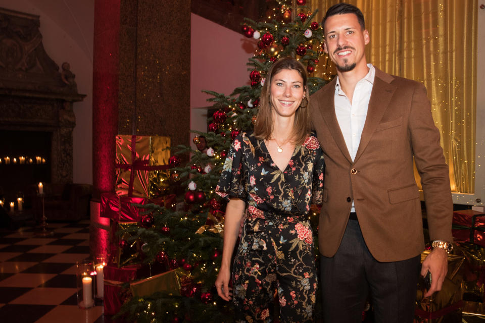 <p>Sandro Wagners Ehefrau Denise wagt sich eher sommerlich auf die Weihnachtsfeier. Er lässt es ohne Krawatte im braunen Sakko lässig angehen. </p>