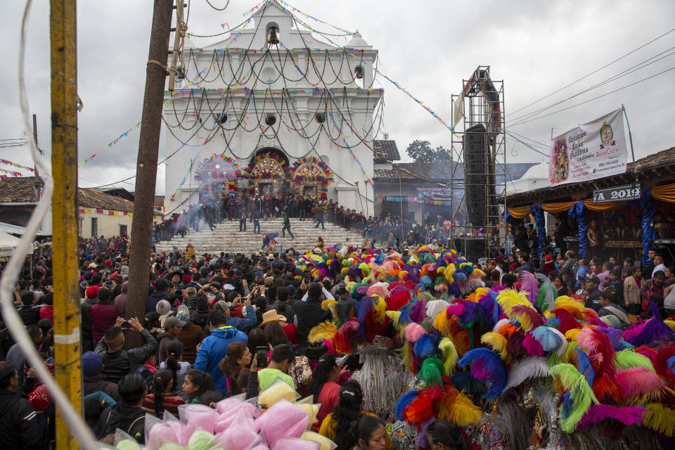 Numerosas personas participan en la principal jornada de fiesta en la iglesia de Santo Tomás Apóstol, en el municipio de Chichicastenango, en Guatemala, el sábado 21 de diciembre de 2019. (AP Foto/Moisés Castillo)