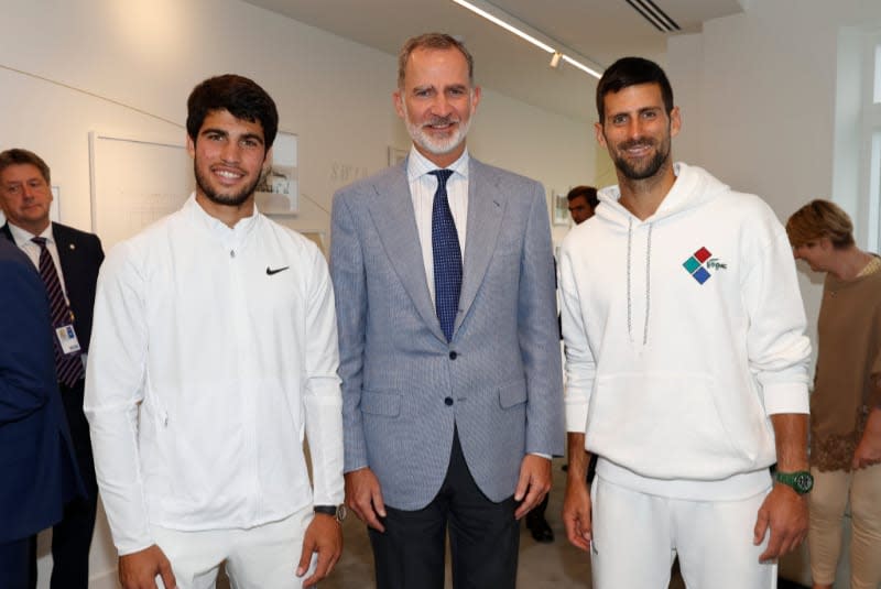 El Rey posa con Alcaraz y Djokovic antes de la final