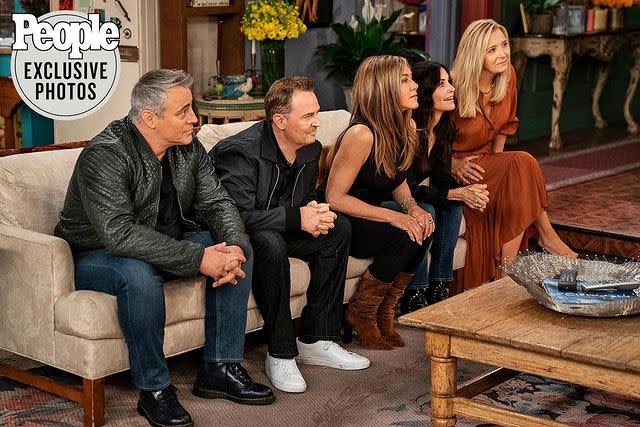 1) Jennifer Aniston, Lisa Kudrow, Courtney Cox, Matt Le Blanc, Matthew Perry and David Schwimmer