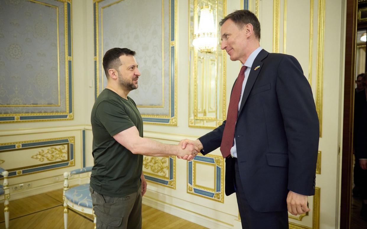 Jeremy Hunt shaking hands with Ukrainian President Volodymyr Zelensky