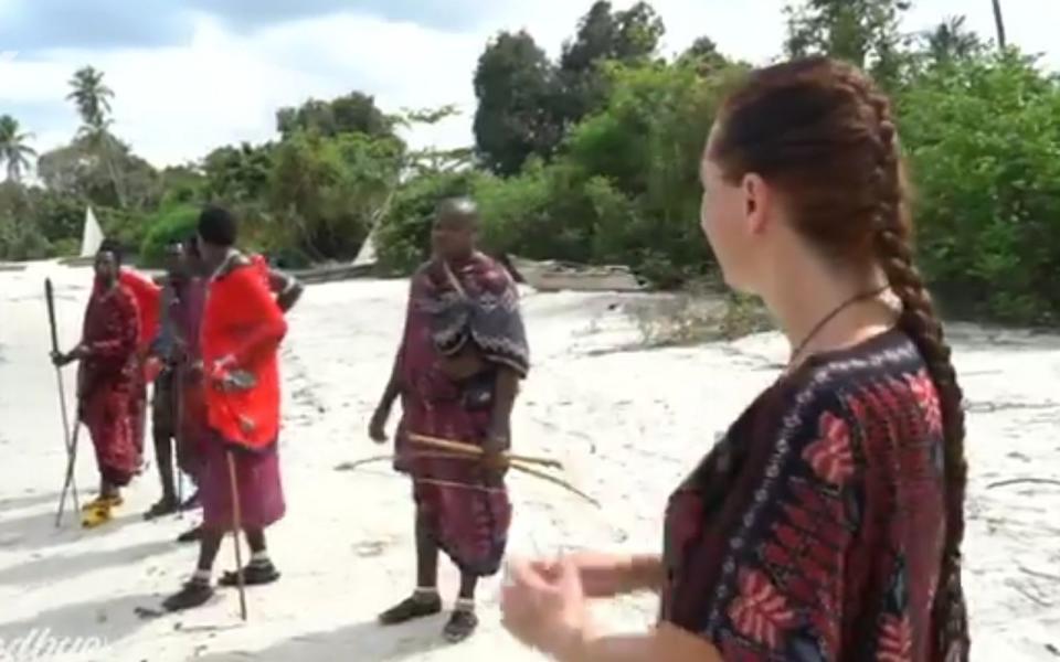 Eine kämpferische Massai-Crew beschützt Jenny zuverlässig.  (Bild: VOX)