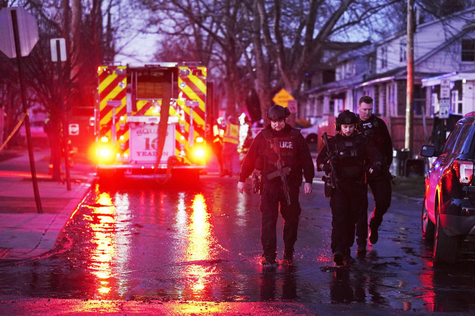 Mindestens 6 Menschen werden vermisst, es wird vermutet, dass sie nach einem Hausbrand und einer Schießerei in Pennsylvania ums Leben gekommen sind. Bild: (Matt Rourke / AP)