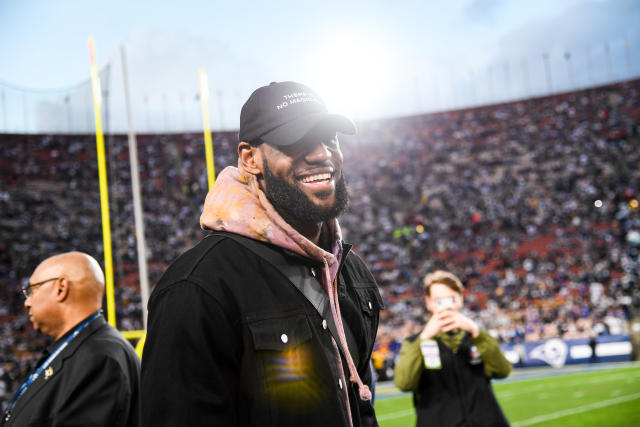 Cowboys-Rams: LeBron James hits up LA locker room