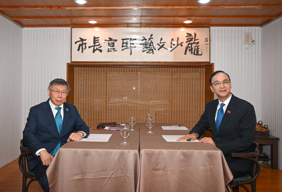國民黨主席朱立倫（右）、民眾黨主席柯文哲（左）30日上午在台北市長官邸藝文沙龍出席政黨協商會議。（圖／國民黨提供）