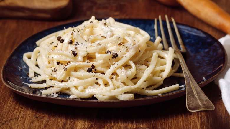 Cacio e pepe pasta on dish