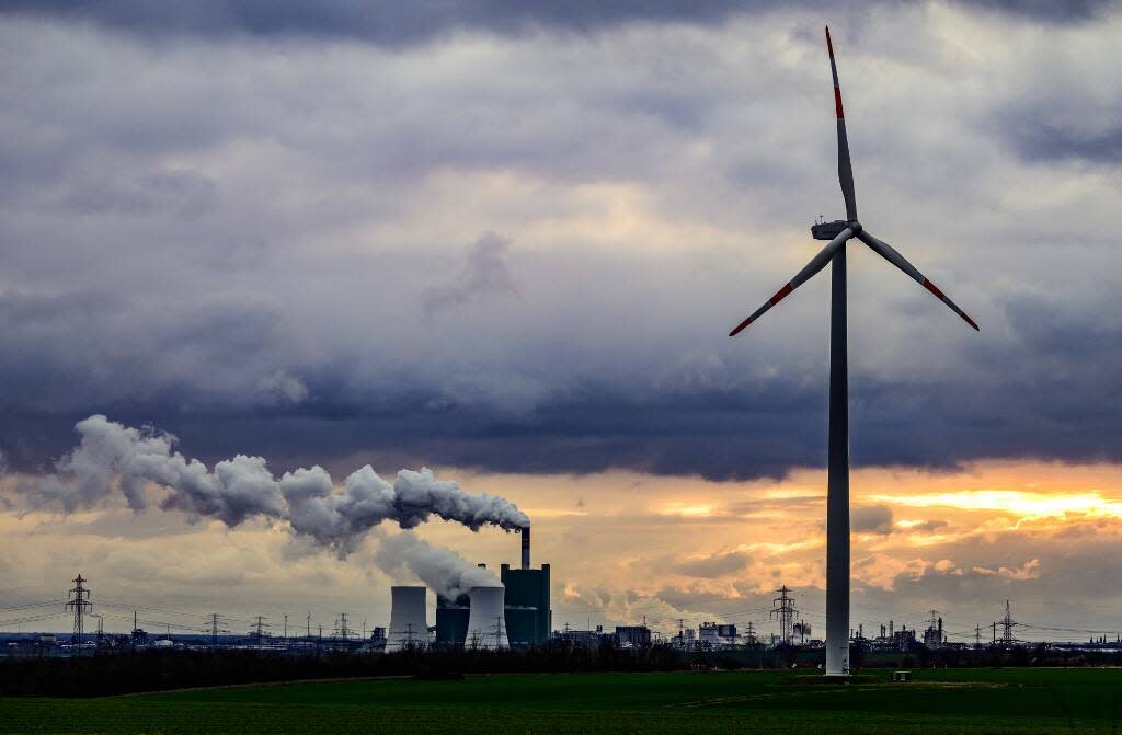 Une photo d’illustration d’une éolienne implantée devant la centrale électrique de Schkopau, alimentée au lignite et située au sud de Halle, le 4 janvier 2024