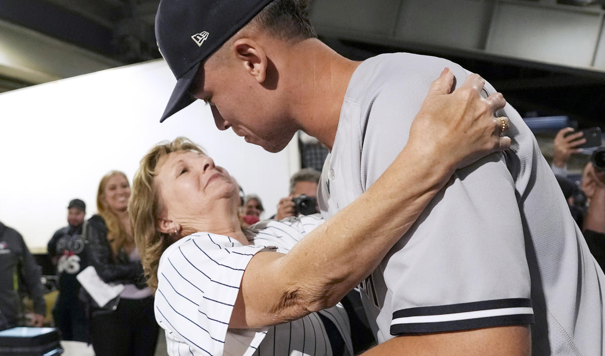 Aaron Judge's mom hugs Roger Maris' son home run No. 61