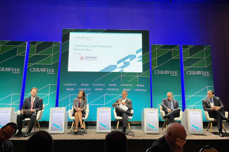 Marcos Bulgheroni, CEO de PAE (centro), y Pablo Iuliano, CEO de YPF (a la derecha), en el panel Unlocking Latin American Natural Gas en la CERAWeek en Houston


