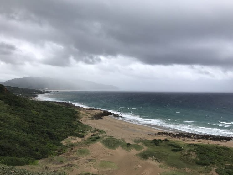 恆春半島下大雨 墾丁海域關閉 受熱帶低氣壓影響，恆春半島21日晚開始下大雨，中央氣象局並發佈大雨特報，由於浪大雨大，墾丁國家公園管理處22日在各海域插紅旗禁止民眾下海戲水。（中央社/墾丁義消提供 ）